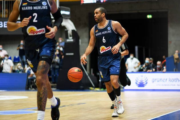 Elias Lasisi (Merlins Crailsheim) am Ball, GER, HAKRO Merlins Crailsheim vs. Tsmoki Minsk, 20.10.2021, FIBA Europe Cup, 2. Spieltag, Spielzeit 2021 2022 GER, HAKRO Merlins Crailsheim vs. Tsmoki Minsk, 20.10.2021, FIBA Europe Cup, 2. Spieltag, Spielzeit 2021 2022 Crailsheim Copyright: xEibner MichaelxMemmlerx EP_MMR