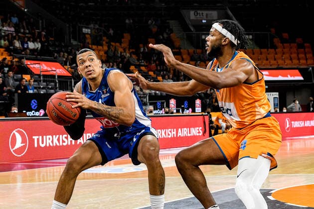GER, EuroCup, ratiopharm ulm vs Buducnost VOLI Podgorica 20.10.2021, ratiopharm arena, Neu-Ulm, GER, EuroCup, ratiopharm ulm vs Buducnost VOLI Podgorica, im Bild Jacob Wiley (Podgorica, 24), Jaron Blossomgame (Ulm, 4)