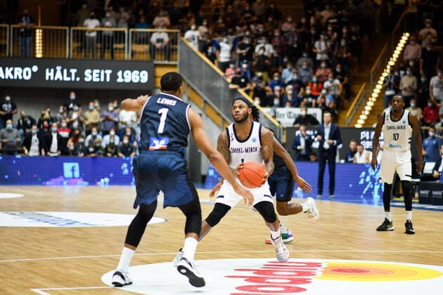 Angelo Warner (Tsmoki Minsk) im Zweikampf mit Jaren Lewis (Merlins Crailsheim), GER, HAKRO Merlins Crailsheim vs. Tsmoki Minsk, 20.10.2021, FIBA Europe Cup, 2. Spieltag, Spielzeit 2021 2022 GER, HAKRO Merlins Crailsheim vs. Tsmoki Minsk, 20.10.2021, FIBA Europe Cup, 2. Spieltag, Spielzeit 2021 2022 Crailsheim Copyright: xEibner MichaelxMemmlerx EP_MMR