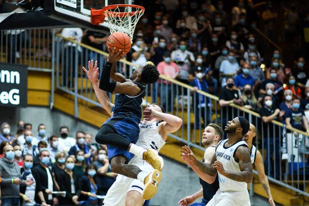 Sport Bilder des Tages T.J. Shorts (Merlins Crailsheim) am Korb gegen Darol Ernanden (Tsmoki Minsk), GER, HAKRO Merlins Crailsheim vs. Tsmoki Minsk, 20.10.2021, FIBA Europe Cup, 2. Spieltag, Spielzeit 2021 2022 GER, HAKRO Merlins Crailsheim vs. Tsmoki Minsk, 20.10.2021, FIBA Europe Cup, 2. Spieltag, Spielzeit 2021 2022 Crailsheim Copyright: xEibner MichaelxMemmlerx EP_MMR