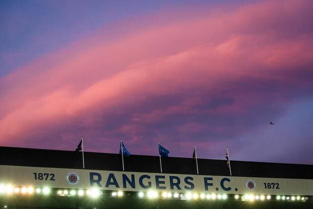 Sport Bilder des Tages Mandatory Credit: Photo by Kirk O Rourke Rangers FC Shutterstock (12547535d) A helicopter in the sunset over Ibrox Stadium, Glasgow. Rangers v Brondby, UEFA Europa League, Group A, Football, Ibrox Stadium, Glasgow, UK - 21 Oct 2021 EDITORIAL USE ONLY No use with unauthorised audio, video, data, fixture lists, club league logos or live services. Online in-match use limited to 120 images, no video emulation. No use in betting, games or single club league player publications. Rangers v Brondby, UEFA Europa League, Group A, Football, Ibrox Stadium, Glasgow, UK - 21 Oct 2021 EDITORIAL USE ONLY No use with unauthorised audio, video, data, fixture lists, club league logos or live services. Online in-match use limited to 120 images, no video emulation. No use in betting, games or single club league player publications. Copyright: xKirkxO Rourke RangersxFC Shutterstockx 12547535d