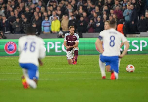 Mandatory Credit: Photo by Jed Leicester Shutterstock (12547371t) Craig Dawson of West Ham takes the knee West Ham United v Genk, UEFA Europa League, Group H, Football, The London Stadium, London, UK - 21 Oct 2021 EDITORIAL USE ONLY No use with unauthorised audio, video, data, fixture lists, club league logos or live services. Online in-match use limited to 120 images, no video emulation. No use in betting, games or single club league player publications. West Ham United v Genk, UEFA Europa League, Group H, Football, The London Stadium, London, UK - 21 Oct 2021 EDITORIAL USE ONLY No use with unauthorised audio, video, data, fixture lists, club league logos or live services. Online in-match use limited to 120 images, no video emulation. No use in betting, games or single club league player publications. Copyright: xJedxLeicester Shutterstockx 12547371t