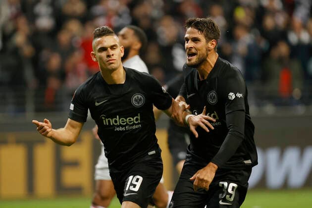 21.10.2021, Fussball, Europa League 2021-2022, Eintracht Frankfurt - Olympiakos Piraeus, GER, Frankfurt am Main, Deutsche Bank Park Bild: v. li. Torschuetze Rafael Borre (Eintracht Frankfurt) und Goncalo Paciencia (Eintracht Frankfurt), Jubel nach dem Tor zum 1:0, jubelnd, bejubelt, jubelt, jubeln, emotionen DFL REGULATIONS PROHIBIT ANY USE OF PHOTOGRAPHS AS IMAGE SEQUENCES AND OR QUASI-VIDEO. Copyright: HMBxMedia xHeikoxBecker