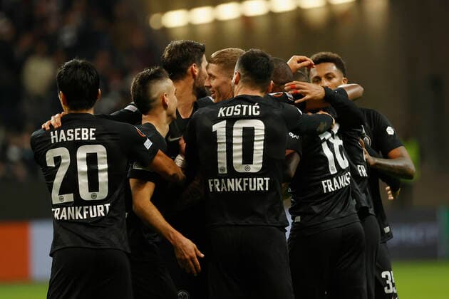 21.10.2021, Fussball, Europa League 2021-2022, Eintracht Frankfurt - Olympiakos Piraeus, GER, Frankfurt am Main, Deutsche Bank Park Bild: v. li. Jubel nach dem Tor zum 2:1, jubelnd, bejubelt, jubelt, jubeln, emotionen um den Torschuetzen Almamy Toure (Eintracht Frankfurt) DFL REGULATIONS PROHIBIT ANY USE OF PHOTOGRAPHS AS IMAGE SEQUENCES AND OR QUASI-VIDEO. Copyright: HMBxMedia xHeikoxBecker