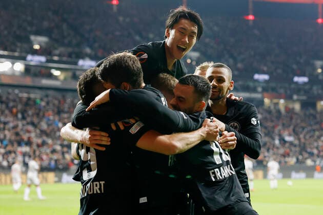 21.10.2021, Fussball, Europa League 2021-2022, Eintracht Frankfurt - Olympiakos Piraeus, GER, Frankfurt am Main, Deutsche Bank Park Bild: v. li. Jubel nach dem Tor zum 1:0, jubelnd, bejubelt, jubelt, jubeln, emotionen um den Torschuetzen Rafael Borre (Eintracht Frankfurt) DFL REGULATIONS PROHIBIT ANY USE OF PHOTOGRAPHS AS IMAGE SEQUENCES AND OR QUASI-VIDEO. Copyright: HMBxMedia xHeikoxBecker