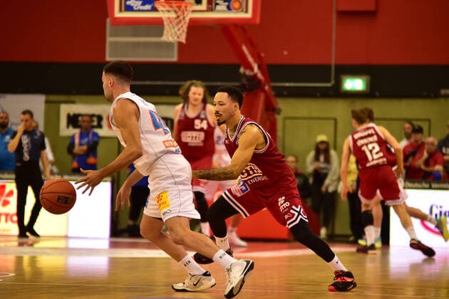 23.10.2021, xbrx, Basketball BBL Bundesliga, Giessen 46ers - SYNTAINICS MBC emspor, v.l. Dribbling, dribbelt mit dem Ball, fuehrt den Ball, Rebic, Nikola (44 - MBC Syntainics), Anderson, Kyan (5 - Giessen 46ers) Giessen