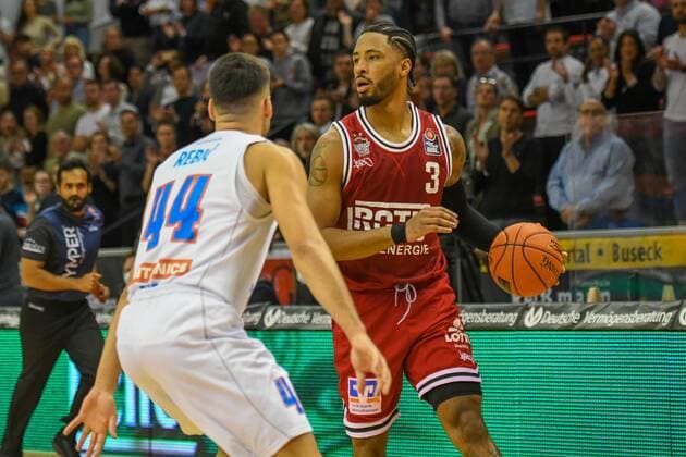 Nikola Rebic, Brayon Blake 5. Spieltag, Basketball Bundesliga, Basketball Saison 2021 2022, Deutschland, easyCredit BBL, Germany, Giessen 46ers, giessen rot, Jobstairs GIESSEN 46ers - Syntainics MBC, Männer, MBC weiß