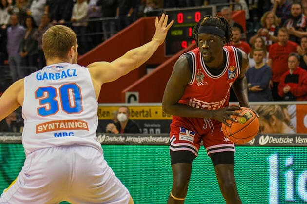 Jakub Garbacz, Nuni Omot 5. Spieltag, Basketball Bundesliga, Basketball Saison 2021 2022, Deutschland, easyCredit BBL, Germany, Giessen 46ers, giessen rot, Jobstairs GIESSEN 46ers - Syntainics MBC, Männer, MBC weiß