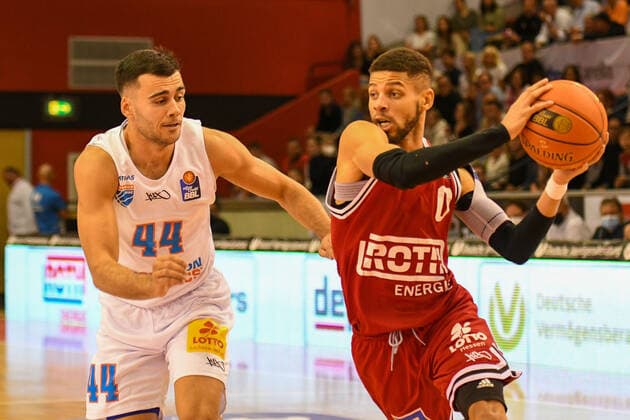 Nikola Rebic, Kendale McCullum 5. Spieltag, Basketball Bundesliga, Basketball Saison 2021 2022, Deutschland, easyCredit BBL, Germany, Giessen 46ers, giessen rot, Jobstairs GIESSEN 46ers - Syntainics MBC, Männer, MBC weiß