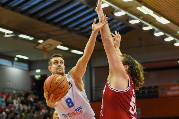 Johannes Richter, John Bryant 5. Spieltag, Basketball Bundesliga, Basketball Saison 2021 2022, Deutschland, easyCredit BBL, Germany, Giessen 46ers, giessen rot, Jobstairs GIESSEN 46ers - Syntainics MBC, Männer, MBC weiß
