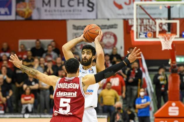 Kyan Anderson, Behnam Yakhchali 5. Spieltag, Basketball Bundesliga, Basketball Saison 2021 2022, Deutschland, easyCredit BBL, Germany, Giessen 46ers, giessen rot, Jobstairs GIESSEN 46ers - Syntainics MBC, Männer, MBC weiß