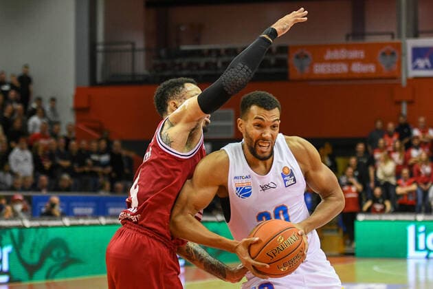 Kyan Anderson, Jamel Morris, Florian Koch 5. Spieltag, Basketball Bundesliga, Basketball Saison 2021 2022, Deutschland, easyCredit BBL, Germany, Giessen 46ers, giessen rot, Jobstairs GIESSEN 46ers - Syntainics MBC, Männer, MBC weiß