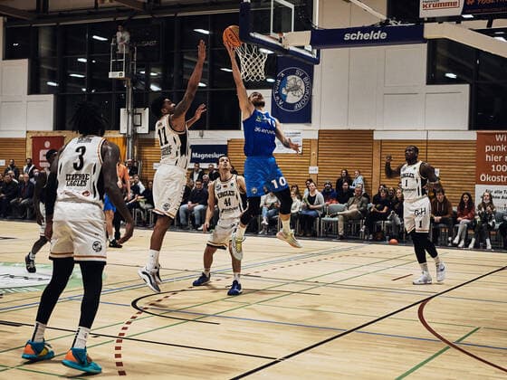 Ferdinand Zylka ( 10 PS Karlsruhe LIONS), Yasin Kolo ( 17 Itzehoe Eagles), Vance Antwann Johnson ( 3 Itzehoe Eagles), Sprung, Korbwurf, Angriff Itzehoe Eagles vs. Ps Karlsruhe Lions, ProA, 2.Barmer, Basketball, Bundesliga, Sporthalle Itzehoe, Brokdorf, BBL, Spielzeit 2021 2022, 6.Spieltag, 23.10.2021 Foto:EIBNER Stephanie Zerbe Itzehoe Eagles vs. PS Karlsruhe Lions, ProA, 2.Barmer, Basketball, Bundesliga, Brokdorf, Itzehoe, BBL, Spielzeit 2021 2022, 6.Spieltag, 23.10.2021 Brokdorf Copyright: xStephaniexZerbe xEibner-Pressefox EP_SZE