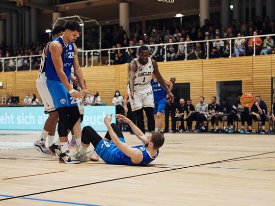 Ferdinand Zylka ( 10 PS Karlsruhe LIONS), Maurice Marko Pluskota ( 23 PS Karlsruhe LIONS) Captain, Christopher Jaleel Hooper ( 1 Itzehoe Eagles) Captain, Foul, Fouls, Zusammenhalt, Support Itzehoe Eagles vs. Ps Karlsruhe Lions, ProA, 2.Barmer, Basketball, Bundesliga, Sporthalle Itzehoe, Brokdorf, BBL, Spielzeit 2021 2022, 6.Spieltag, 23.10.2021 Foto:EIBNER Stephanie Zerbe Itzehoe Eagles vs. PS Karlsruhe Lions, ProA, 2.Barmer, Basketball, Bundesliga, Brokdorf, Itzehoe, BBL, Spielzeit 2021 2022, 6.Spieltag, 23.10.2021 Brokdorf Copyright: xStephaniexZerbe xEibner-Pressefox EP_SZE