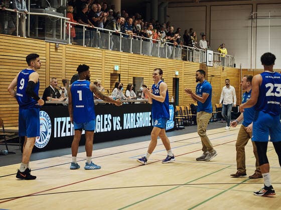 Team Karlsruhe Lions, Freude, Sieg, Klatschen, Abklatschen, Emotionen, Gluecklich Itzehoe Eagles vs. Ps Karlsruhe Lions, ProA, 2.Barmer, Basketball, Bundesliga, Sporthalle Itzehoe, Brokdorf, BBL, Spielzeit 2021 2022, 6.Spieltag, 23.10.2021 Foto:EIBNER Stephanie Zerbe Itzehoe Eagles vs. PS Karlsruhe Lions, ProA, 2.Barmer, Basketball, Bundesliga, Brokdorf, Itzehoe, BBL, Spielzeit 2021 2022, 6.Spieltag, 23.10.2021 Brokdorf Copyright: xStephaniexZerbe xEibner-Pressefox EP_SZE