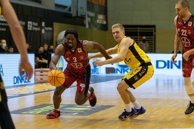 Quentin Goodin (Bayer Giants Leverkusen, 03) Aatu Kivimaeki (Tigers Tuebingen, 12)¨¨¨Tigers Tübingen vs. Bayer Giants Leverkusen, 2. Basketball, Bundesliga, Pro A, Barmer 2 Basketball, Spieltag 6, Spielzeit 2021 2022, 24.10.2021, ¨¨ Tigers Tübingen - Bayer Giants Leverkusen, Basketball, 2. Bundesliga, Barmer 2 Basketball, Spieltag 6, Spielzeit 2020 2021, 24.10.2021 Rottenburg am Neckar Copyright: xNinaxSander xEibnerxPressefotoxIx EP_NSR