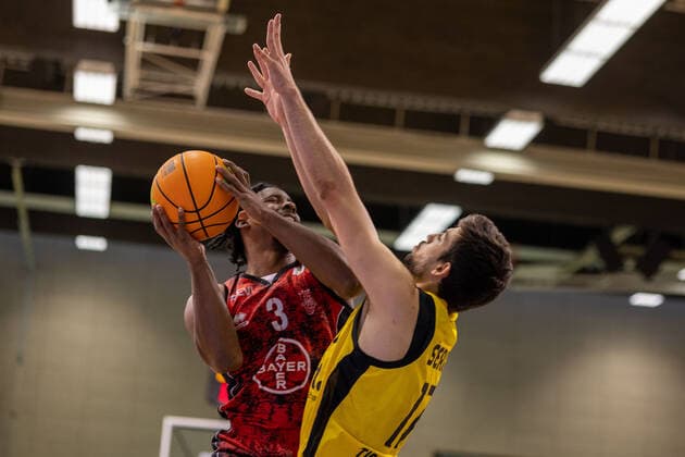 Quentin Goodin (Bayer Giants Leverkusen, 03) Mateo Seric (Tigers Tuebingen, 17)¨¨¨Tigers Tübingen vs. Bayer Giants Leverkusen, 2. Basketball, Bundesliga, Pro A, Barmer 2 Basketball, Spieltag 6, Spielzeit 2021 2022, 24.10.2021, ¨¨ Tigers Tübingen - Bayer Giants Leverkusen, Basketball, 2. Bundesliga, Barmer 2 Basketball, Spieltag 6, Spielzeit 2020 2021, 24.10.2021 Rottenburg am Neckar Copyright: xNinaxSander xEibnerxPressefotoxIx EP_NSR