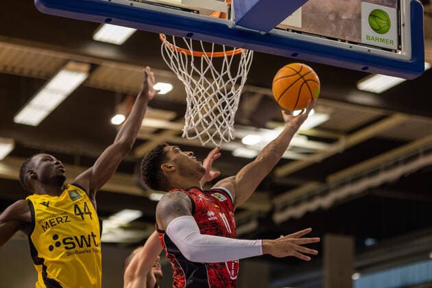 Bakary Diba (Tigers Tuebingen, 44) Ferenc Gille (Bayer Giants Leverkusen, 11)¨¨¨Tigers Tübingen vs. Bayer Giants Leverkusen, 2. Basketball, Bundesliga, Pro A, Barmer 2 Basketball, Spieltag 6, Spielzeit 2021 2022, 24.10.2021, ¨¨ Tigers Tübingen - Bayer Giants Leverkusen, Basketball, 2. Bundesliga, Barmer 2 Basketball, Spieltag 6, Spielzeit 2020 2021, 24.10.2021 Rottenburg am Neckar Copyright: xNinaxSander xEibnerxPressefotoxIx EP_NSR