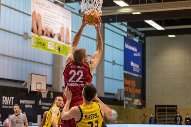 Dennis Heinzmann (Bayer Giants Leverkusen, 22) Ryan Mikesell (Tigers Tuebingen, 33)¨¨¨Tigers Tübingen vs. Bayer Giants Leverkusen, 2. Basketball, Bundesliga, Pro A, Barmer 2 Basketball, Spieltag 6, Spielzeit 2021 2022, 24.10.2021, ¨¨ Tigers Tübingen - Bayer Giants Leverkusen, Basketball, 2. Bundesliga, Barmer 2 Basketball, Spieltag 6, Spielzeit 2020 2021, 24.10.2021 Rottenburg am Neckar Copyright: xNinaxSander xEibnerxPressefotoxIx EP_NSR