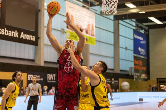 Dennis Heinzmann (Bayer Giants Leverkusen, 22) Ryan Mikesell (Tigers Tuebingen, 33) ¨¨¨Tigers Tübingen vs. Bayer Giants Leverkusen, 2. Basketball, Bundesliga, Pro A, Barmer 2 Basketball, Spieltag 6, Spielzeit 2021 2022, 24.10.2021, ¨¨ Tigers Tübingen - Bayer Giants Leverkusen, Basketball, 2. Bundesliga, Barmer 2 Basketball, Spieltag 6, Spielzeit 2020 2021, 24.10.2021 Rottenburg am Neckar Copyright: xNinaxSander xEibnerxPressefotoxIx EP_NSR