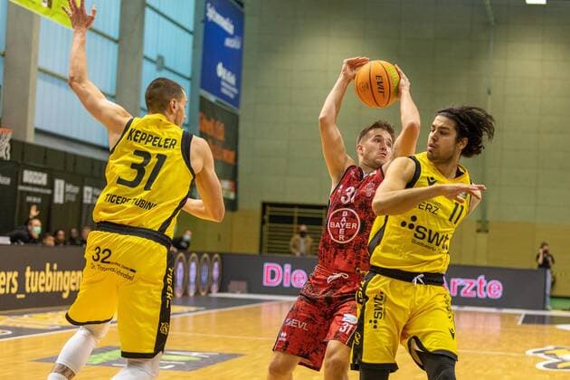 Daniel Keppeler (Tigers Tuebingen, 31) Spencer Reaves (Bayer Giants Leverkusen, 31) Erol Ersek (Tigers Tuebingen, 11)¨¨¨Tigers Tübingen vs. Bayer Giants Leverkusen, 2. Basketball, Bundesliga, Pro A, Barmer 2 Basketball, Spieltag 6, Spielzeit 2021 2022, 24.10.2021, ¨¨ Tigers Tübingen - Bayer Giants Leverkusen, Basketball, 2. Bundesliga, Barmer 2 Basketball, Spieltag 6, Spielzeit 2020 2021, 24.10.2021 Rottenburg am Neckar Copyright: xNinaxSander xEibnerxPressefotoxIx EP_NSR