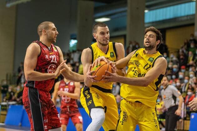 Dennis Heinzmann (Bayer Giants Leverkusen, 22) Daniel Keppeler (Tigers Tuebingen, 31) Mateo Seric (Tigers Tuebingen, 17) Aatu Kivimaeki (Tigers Tuebingen, 12) ¨¨¨Tigers Tübingen vs. Bayer Giants Leverkusen, 2. Basketball, Bundesliga, Pro A, Barmer 2 Basketball, Spieltag 6, Spielzeit 2021 2022, 24.10.2021, ¨¨ Tigers Tübingen - Bayer Giants Leverkusen, Basketball, 2. Bundesliga, Barmer 2 Basketball, Spieltag 6, Spielzeit 2020 2021, 24.10.2021 Rottenburg am Neckar Copyright: xNinaxSander xEibnerxPressefotoxIx EP_NSR