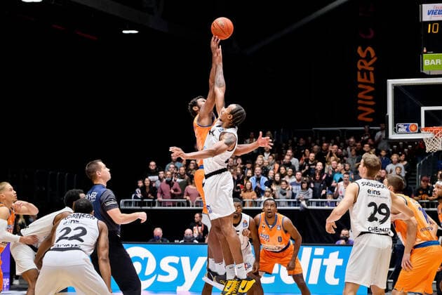 Niners Chemnitz vs. Ratiopharm Ulm, Basketball, Bundesliga, BBL, easycredit BBL, Spieltag 5, Spielzeit 2021 2022, 24.10.2021, Niners Chemnitz vs. Ratiopharm Ulm, Basketball, Bundesliga, BBL, easycredit BBL, Spieltag 5, Spielzeit 2021 2022, 24.10.2021, Foto: EIBNER Thorsten Ochs Chemnitz Copyright: xEibner-Pressefoto ThorstenxOchsx EP_TOS
