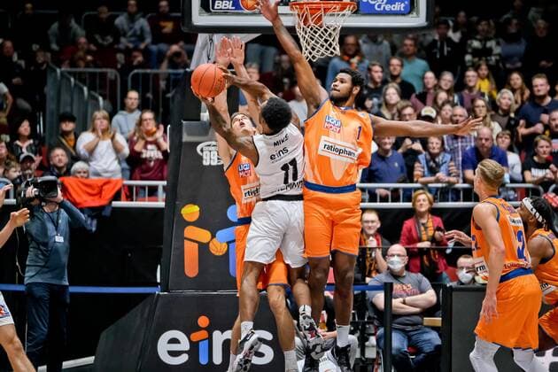 Niners Chemnitz vs. Ratiopharm Ulm, Basketball, Bundesliga, BBL, easycredit BBL, Spieltag 5, Spielzeit 2021 2022, 24.10.2021, Niners Chemnitz vs. Ratiopharm Ulm, Basketball, Bundesliga, BBL, easycredit BBL, Spieltag 5, Spielzeit 2021 2022, 24.10.2021, Foto: EIBNER Thorsten Ochs Chemnitz Copyright: xEibner-Pressefoto ThorstenxOchsx EP_TOS
