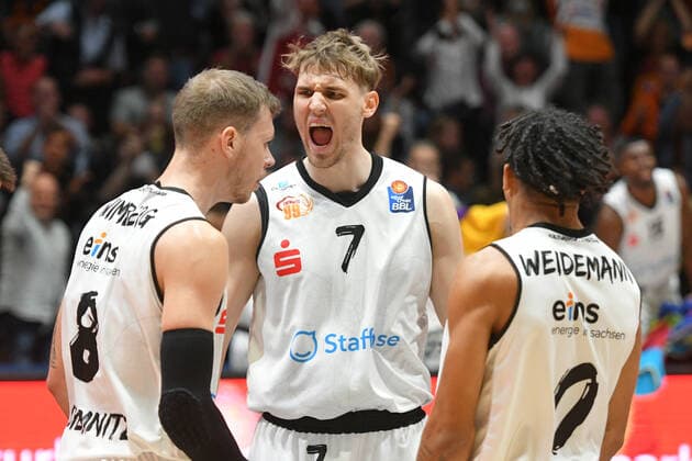Jonas Richter (Niners Chemnitz) Mitte, Jan Niklas Wimberg (Niners Chemnitz) li. und Nelson Weidemann (Niners Chemnitz) re., jubeln, Niners Chemnitz vs. Ratiopharm Ulm, 24.10.2021, easycredit Basketball Bundesliga, GER, Saison 2021 2022 Niners Chemnitz vs. Ratiopharm Ulm, 24.10.2021, easycredit Basketball Bundesliga, GER, Saison 2021 2022 Chemnitz Copyright: xBertxHarzer xEibner-xPressefotox