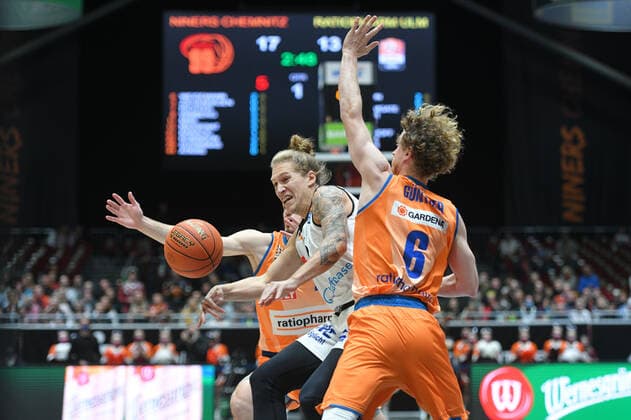 Malte Ziegenhagen (Niners Chemnitz) am Ball, Per Guenther (Ratiopharm Ulm) re. und Fedor Zugic (Ratiopharm Ulm) li., Niners Chemnitz vs. Ratiopharm Ulm, 24.10.2021, easycredit Basketball Bundesliga, GER, Saison 2021 2022 Niners Chemnitz vs. Ratiopharm Ulm, 24.10.2021, easycredit Basketball Bundesliga, GER, Saison 2021 2022 Chemnitz Copyright: xBertxHarzer xEibner-xPressefotox
