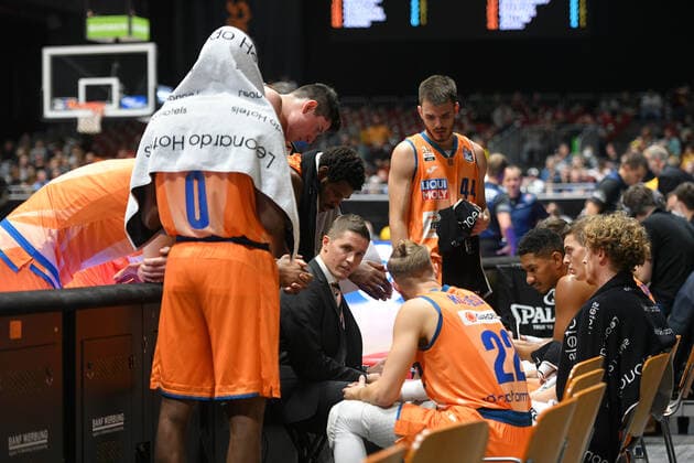 Jaka Lakovic (Trainer, Head Coach, Ratiopharm Ulm) gibt seinem Team Anweisungen, Niners Chemnitz vs. Ratiopharm Ulm, 24.10.2021, easycredit Basketball Bundesliga, GER, Saison 2021 2022 Niners Chemnitz vs. Ratiopharm Ulm, 24.10.2021, easycredit Basketball Bundesliga, GER, Saison 2021 2022 Chemnitz Copyright: xBertxHarzer xEibner-xPressefotox