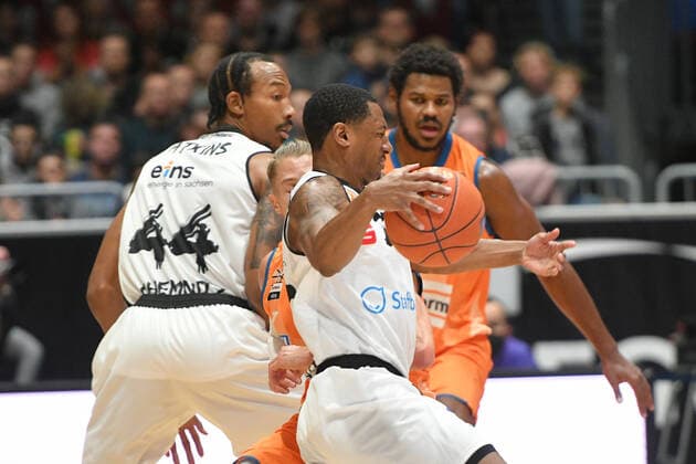 Gerald Robinson (Niners Chemnitz) Mitte, Darion Atkins (Niners Chemnitz) li. und Cristiano Felicio (Ratiopharm Ulm) re., Niners Chemnitz vs. Ratiopharm Ulm, 24.10.2021, easycredit Basketball Bundesliga, GER, Saison 2021 2022 Niners Chemnitz vs. Ratiopharm Ulm, 24.10.2021, easycredit Basketball Bundesliga, GER, Saison 2021 2022 Chemnitz Copyright: xBertxHarzer xEibner-xPressefotox