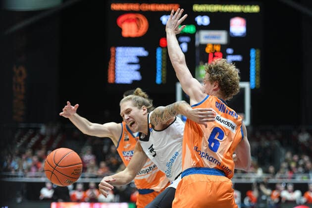 Malte Ziegenhagen (Niners Chemnitz) am Ball, Per Guenther (Ratiopharm Ulm) re. und Fedor Zugic (Ratiopharm Ulm) li., Niners Chemnitz vs. Ratiopharm Ulm, 24.10.2021, easycredit Basketball Bundesliga, GER, Saison 2021 2022 Niners Chemnitz vs. Ratiopharm Ulm, 24.10.2021, easycredit Basketball Bundesliga, GER, Saison 2021 2022 Chemnitz Copyright: xBertxHarzer xEibner-xPressefotox