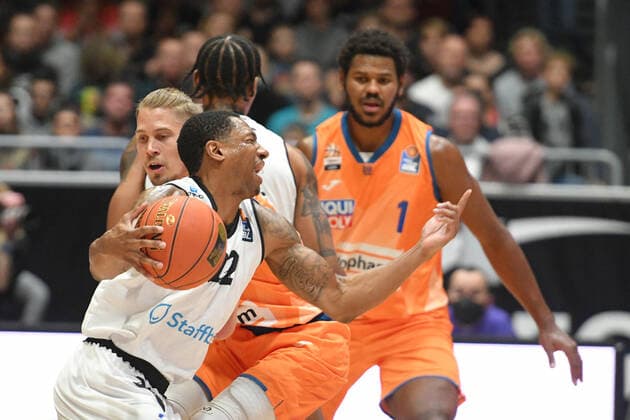 Gerald Robinson (Niners Chemnitz) am Ball, Cristiano Felicio (Ratiopharm Ulm) re., Niners Chemnitz vs. Ratiopharm Ulm, 24.10.2021, easycredit Basketball Bundesliga, GER, Saison 2021 2022 Niners Chemnitz vs. Ratiopharm Ulm, 24.10.2021, easycredit Basketball Bundesliga, GER, Saison 2021 2022 Chemnitz Copyright: xBertxHarzer xEibner-xPressefotox