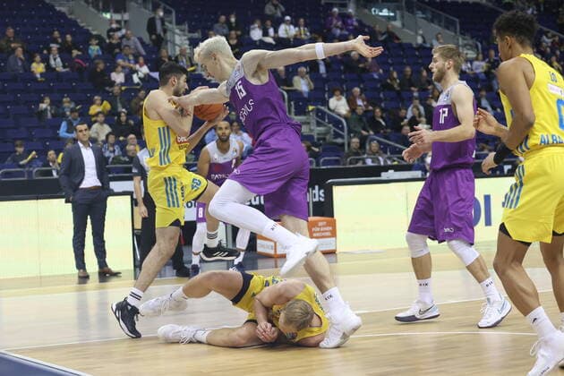 DEU, BBL, ALBA vs. Goettingen, 24.10.2021, Mercedes-Benz-Arena, Berlin, DEU, BBL, ALBA vs. Goettingen, im Bild Luke Sikma (ALBA Berlin 43), Yovel Zoosman (ALBA Berlin 50), Philipp Hartwich (Goettingen 15), Mathis Moenninghoff (Goettingen 17)