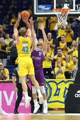 DEU, BBL, ALBA vs. Goettingen, 24.10.2021, Mercedes-Benz-Arena, Berlin, DEU, BBL, ALBA vs. Goettingen, im Bild Luke Sikma (ALBA Berlin 43), Mathis Moenninghoff (Goettingen 17)