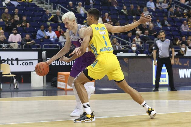 DEU, BBL, ALBA vs. Goettingen, 24.10.2021, Mercedes-Benz-Arena, Berlin, DEU, BBL, ALBA vs. Goettingen, im Bild da Silva (ALBA Berlin 1), Philipp Hartwich (Goettingen 15)