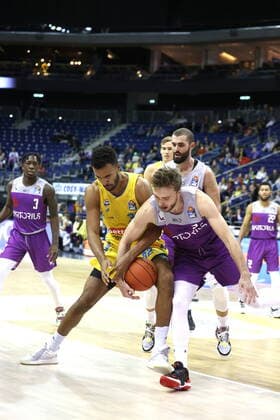 DEU, BBL, ALBA vs. Goettingen, 24.10.2021, Mercedes-Benz-Arena, Berlin, DEU, BBL, ALBA vs. Goettingen, im Bild Johannes Thiemann (ALBA Berlin 32), Jake Toolson (Goettingen 2)