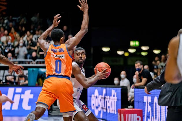 Niners Chemnitz vs. Ratiopharm Ulm, Basketball, Bundesliga, BBL, easycredit BBL, Spieltag 5, Spielzeit 2021 2022, 24.10.2021, Niners Chemnitz vs. Ratiopharm Ulm, Basketball, Bundesliga, BBL, easycredit BBL, Spieltag 5, Spielzeit 2021 2022, 24.10.2021, Foto: EIBNER Thorsten Ochs Chemnitz Copyright: xEibner-Pressefoto ThorstenxOchsx EP_TOS