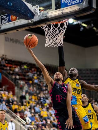 Tyson Ward (Telekom Baskets Bonn, 3), Rawle Alkins (MHP Riesen Ludwigsburg, 20), MHP Riesen Ludwigsburg - Telekom Baskets Bonn , Basketball, Bundesliga, 5. Spieltag, Spielzeit 2021 2022, 24.10.2021, MHP Riesen Ludwigsburg - Telekom Baskets Bonn , Basketball, Bundesliga, 5. Spieltag, Spielzeit 2021 2022, 24.10.2021 Ludwigsburg Copyright: xAntonioxChiok Eibner-Pressefotox EP_ACK