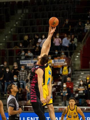 Leon Kratzer (Telekom Baskets Bonn, 21), Jonas Wohlfarth-Bottermann (MHP Riesen Ludwigsburg, 18), MHP Riesen Ludwigsburg - Telekom Baskets Bonn , Basketball, Bundesliga, 5. Spieltag, Spielzeit 2021 2022, 24.10.2021, MHP Riesen Ludwigsburg - Telekom Baskets Bonn , Basketball, Bundesliga, 5. Spieltag, Spielzeit 2021 2022, 24.10.2021 Ludwigsburg Copyright: xAntonioxChiok Eibner-Pressefotox EP_ACK