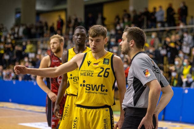 Till Joenke (Tigers Tuebingen, 26) diskutiert mit dem Referee¨¨¨Tigers Tübingen vs. Bayer Giants Leverkusen, 2. Basketball, Bundesliga, Pro A, Barmer 2 Basketball, Spieltag 6, Spielzeit 2021 2022, 24.10.2021, ¨¨ Tigers Tübingen - Bayer Giants Leverkusen, Basketball, 2. Bundesliga, Barmer 2 Basketball, Spieltag 6, Spielzeit 2020 2021, 24.10.2021 Rottenburg am Neckar Copyright: xNinaxSander xEibnerxPressefotoxIx EP_NSR