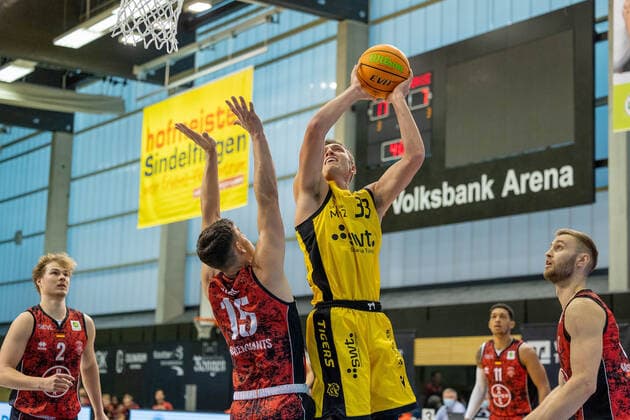 Luca Finn Kahl (Bayer Giants Leverkusen, 15) Ryan Mikesell (Tigers Tuebingen, 33)¨¨¨Tigers Tübingen vs. Bayer Giants Leverkusen, 2. Basketball, Bundesliga, Pro A, Barmer 2 Basketball, Spieltag 6, Spielzeit 2021 2022, 24.10.2021, ¨¨ Tigers Tübingen - Bayer Giants Leverkusen, Basketball, 2. Bundesliga, Barmer 2 Basketball, Spieltag 6, Spielzeit 2020 2021, 24.10.2021 Rottenburg am Neckar Copyright: xNinaxSander xEibnerxPressefotoxIx EP_NSR