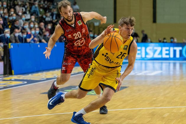 JJ Mann (Bayer Giants Leverkusen, 20) Till Joenke (Tigers Tuebingen, 26) ¨¨¨Tigers Tübingen vs. Bayer Giants Leverkusen, 2. Basketball, Bundesliga, Pro A, Barmer 2 Basketball, Spieltag 6, Spielzeit 2021 2022, 24.10.2021, ¨¨ Tigers Tübingen - Bayer Giants Leverkusen, Basketball, 2. Bundesliga, Barmer 2 Basketball, Spieltag 6, Spielzeit 2020 2021, 24.10.2021 Rottenburg am Neckar Copyright: xNinaxSander xEibnerxPressefotoxIx EP_NSR