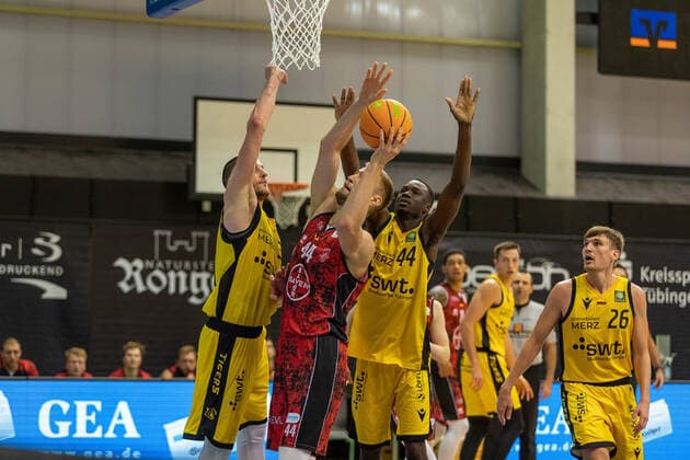 Daniel Keppeler (Tigers Tuebingen, 31) Marko Bacak (Bayer Giants Leverkusen, 44) Bakary Diba (Tigers Tuebingen, 44) Till Joenke (Tigers Tuebingen, 26)¨¨¨Tigers Tübingen vs. Bayer Giants Leverkusen, 2. Basketball, Bundesliga, Pro A, Barmer 2 Basketball, Spieltag 6, Spielzeit 2021 2022, 24.10.2021, ¨¨ Tigers Tübingen - Bayer Giants Leverkusen, Basketball, 2. Bundesliga, Barmer 2 Basketball, Spieltag 6, Spielzeit 2020 2021, 24.10.2021 Rottenburg am Neckar Copyright: xNinaxSander xEibnerxPressefotoxIx EP_NSR
