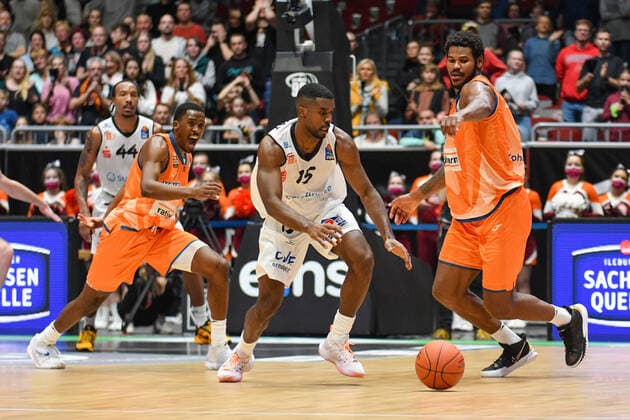Cristiano Felicio (Ratiopharm Ulm) re., Frantz Massenat (Niners Chemnitz) Mitte und Semaj Christon (Ratiopharm Ulm) li. , Niners Chemnitz vs. Ratiopharm Ulm, 24.10.2021, easycredit Basketball Bundesliga, GER, Saison 2021 2022 Niners Chemnitz vs. Ratiopharm Ulm, 24.10.2021, easycredit Basketball Bundesliga, GER, Saison 2021 2022 Chemnitz Copyright: xBertxHarzer xEibner-xPressefotox