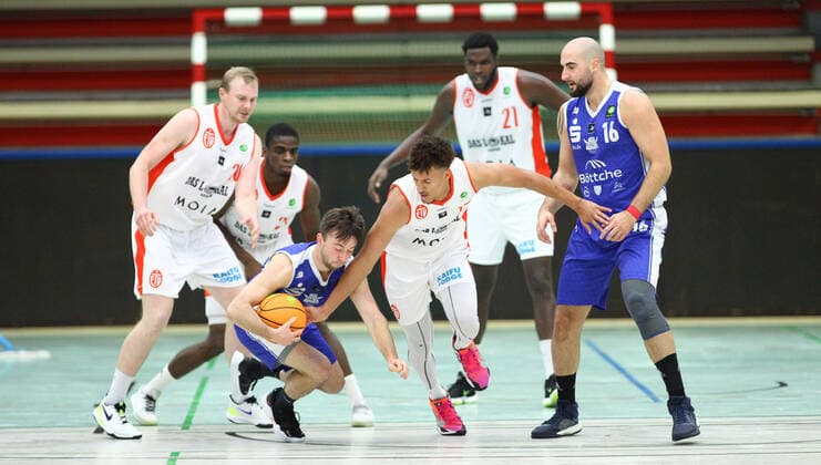 Basketball, Saison 2021 2002, ProB Nord BARMER 2. Basketball Bundesliga, Fünfter Spieltag, ETV Hamburg - RSV Eintracht Stahnsdorf (73:82 nach Verlängerung). Vladimir Migunov, Karl Dia ETV, v.l.), Jordan Müller (RSV, 3.v.l.), Mubarak Salami, Mayika Lungongo (ETV, v.l.), Niklas Ney (RSV, r.). Wandsbek Hamburg