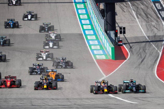 start of the race, depart, 44 HAMILTON Lewis (gbr), Mercedes AMG F1 GP W12 E Performance, 33 VERSTAPPEN Max (nld), Red Bull Racing Honda RB16B, 11 PEREZ Sergio (mex), Red Bull Racing Honda RB16B, action during the Formula 1 Aramco United States Grand Prix 2021, 17th round of the 2021 FIA Formula One World Championship, WM, Weltmeisterschaft from October 21 to 24, 2021 on the Circuit of the Americas, in Austin, Texas, United States of American - F1 - UNITED STATES GRAND PRIX 2021 - RACE DPPI Panoramic 00121036__V2_9583