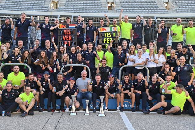 celebration NEWEY Adrian, Chief Technical Officer of Red Bull Racing, MARKO Helmut (aut), Driversâ?? Manager of Red Bull Racing, HORNER Christian (gbr), Team Principal of Red Bull Racing, VERSTAPPEN Max (ned), Red Bull Racing Honda RB16B, PEREZ Sergio (mex), Red Bull Racing Honda RB16B, TANABE Toyoharu, Technical Director of Honda Racing F1, YAMAMOTO Masashi, Managing Director of Honda Racing F1, portrait during the Formula 1 Aramco United States Grand Prix 2021, 17th round of the 2021 FIA Formula One World Championship, WM, Weltmeisterschaft from October 21 to 24, 2021 on the Circuit of the Americas, in Austin, Texas, United States of American - F1 - UNITED STATES GRAND PRIX 2021 - RACE DPPI Panoramic 00121036_24-10-21-USA-4145-PVE