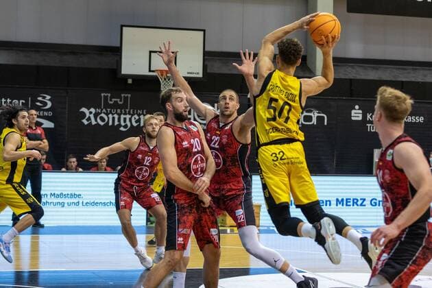 Melvin Jostmann (Bayer Giants Leverkusen, 12) JJ Mann (Bayer Giants Leverkusen, 20) Dennis Heinzmann (Bayer Giants Leverkusen, 22) Joanic Gruetner Bacoul (TIgers Tuebingen, 50)¨¨¨Tigers Tübingen vs. Bayer Giants Leverkusen, 2. Basketball, Bundesliga, Pro A, Barmer 2 Basketball, Spieltag 6, Spielzeit 2021 2022, 24.10.2021, ¨¨ Tigers Tübingen - Bayer Giants Leverkusen, Basketball, 2. Bundesliga, Barmer 2 Basketball, Spieltag 6, Spielzeit 2020 2021, 24.10.2021 Rottenburg am Neckar Copyright: xNinaxSander xEibnerxPressefotoxIx EP_NSR